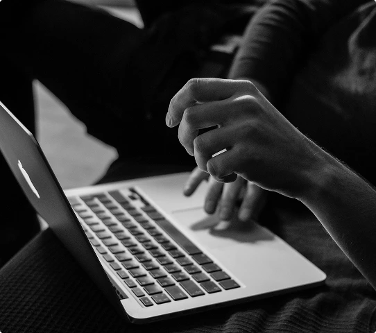 Pessoa usando notebook navegando no Doole